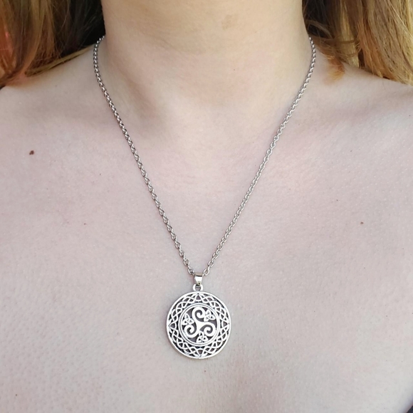 NWOT Silver Celtic Triskele Necklace - Picture 5 of 7